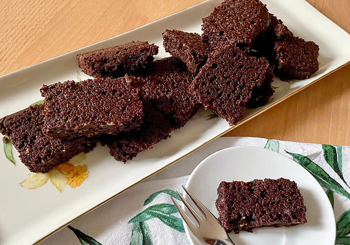 Walnuss-Brownies mit weißer Schokolade