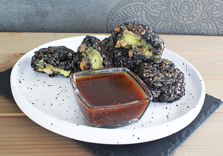 Onigiri mit Avocado & Erdnüssen