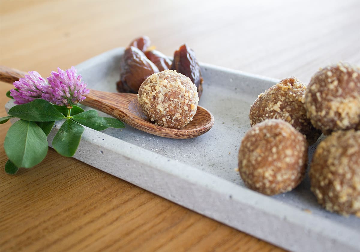 Salted-Peanut Dattel-Kugeln