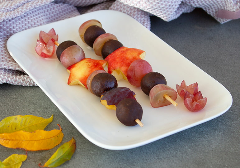 bunte Fruchtspieße mit Snack Balls