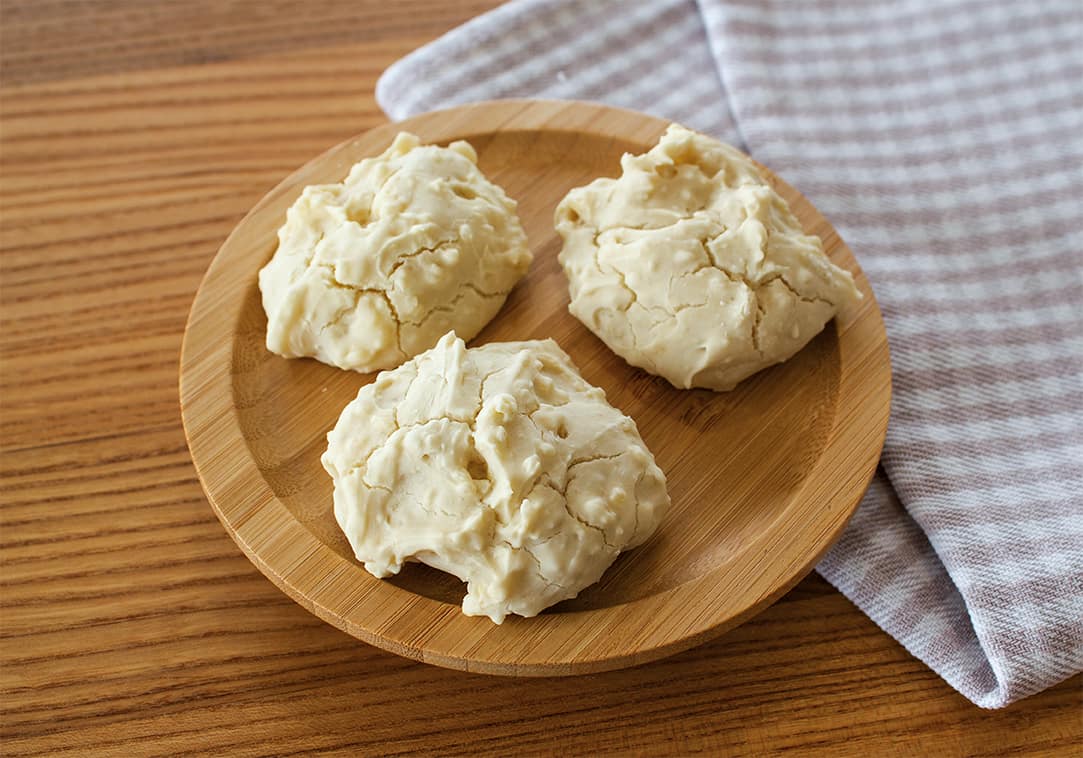 Vegane Bällchen mit Käse-Geschmack