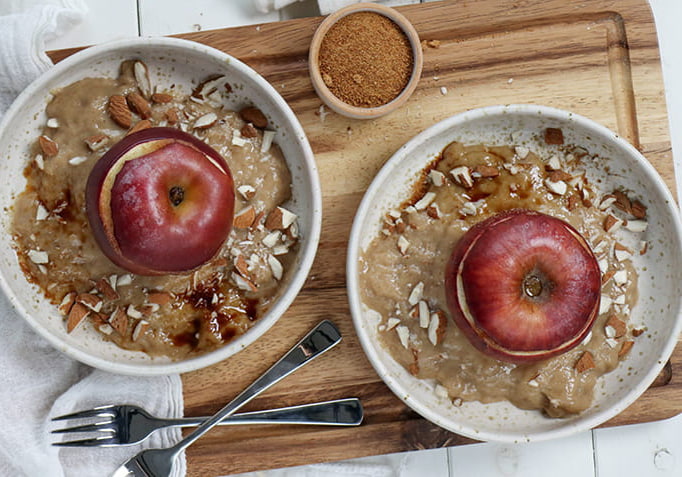 ayurvedischer Bratapfel mit Vanille-Zimt-Sauce