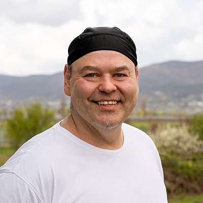 Porträtfoto des Ansprechpartners im Freien.