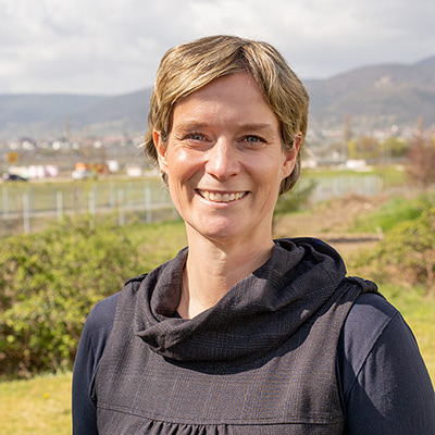 Porträtfoto der Ansprechpartnerin im Freien.