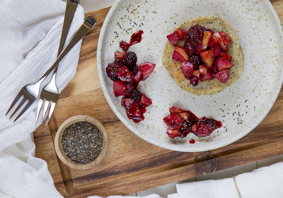 Chai-Hafer-Pancakes mit Beeren-Birnen-Kompott