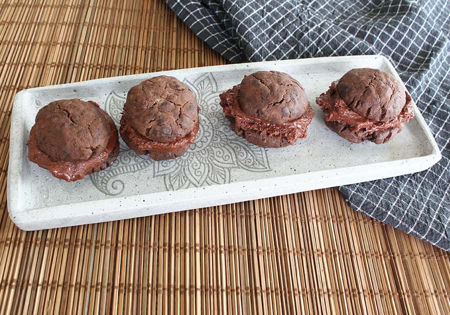 Olivenöl-Knuspersalz-Schoko-Cookie-Sandwiches