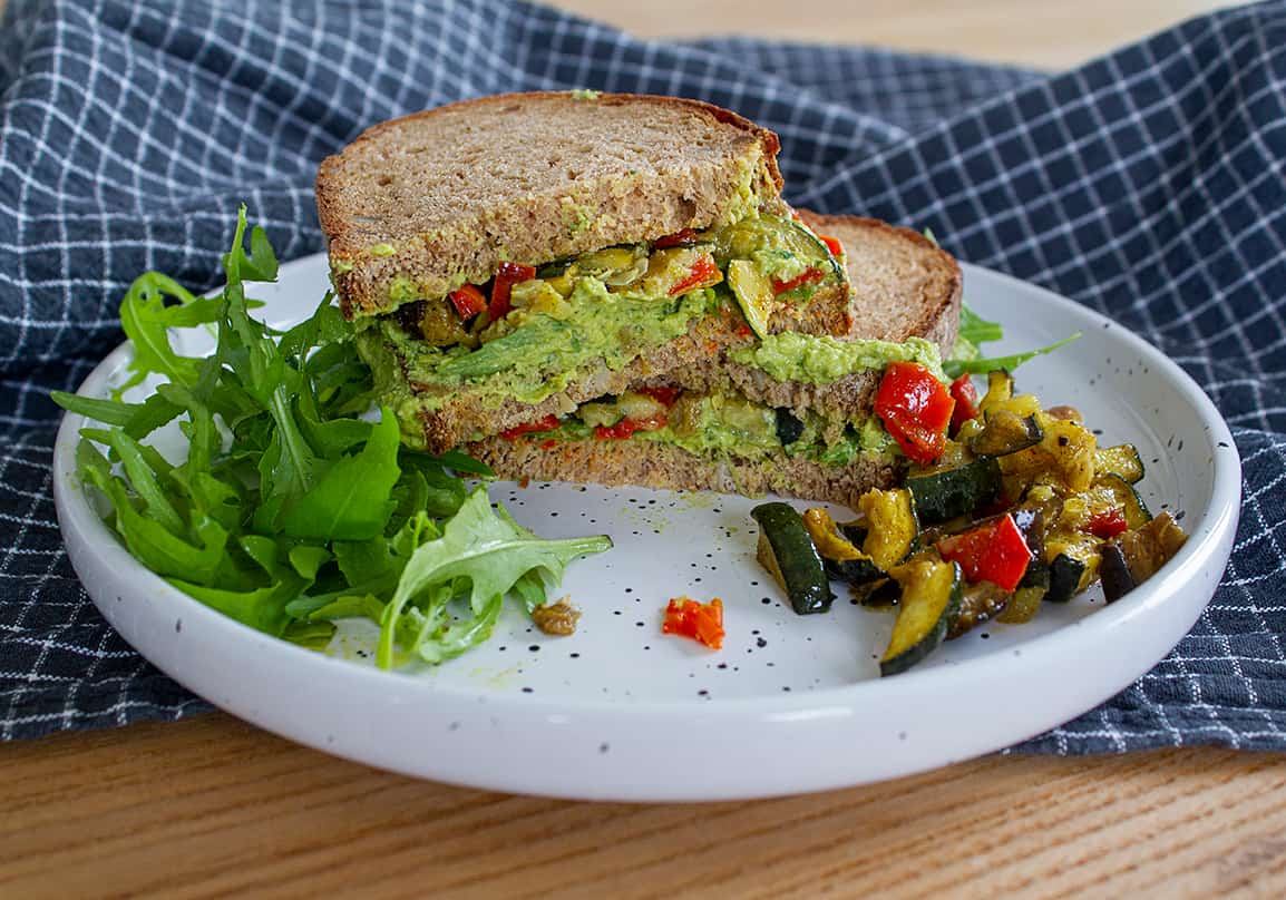 Ofengemüse-Sandwich mit Erbsen-Hummus