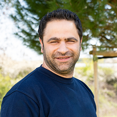 Porträtfoto des Ansprechpartners im Freien.