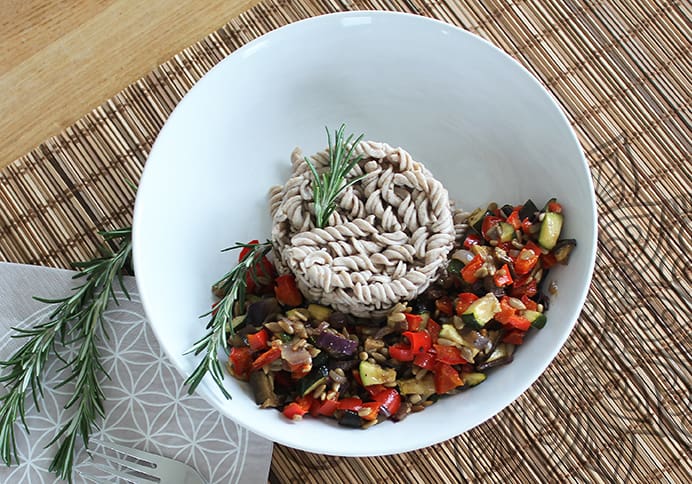 Gemüsepfanne mit gekeimten Nudeln