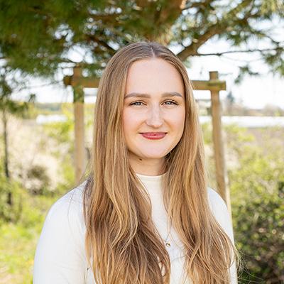 Porträtfoto der Ansprechpartnerin im Freien.