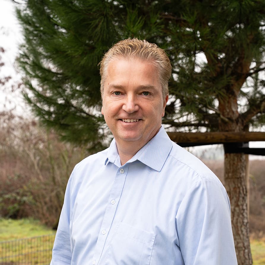 Porträtfoto des Ansprechpartners im Freien.