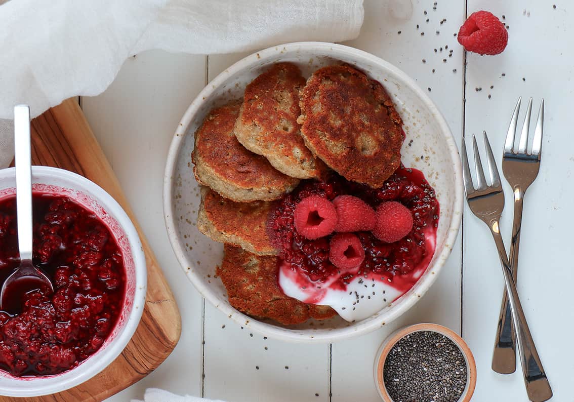 Haferflocken-Pancakes mit Himbeer-Marmelade