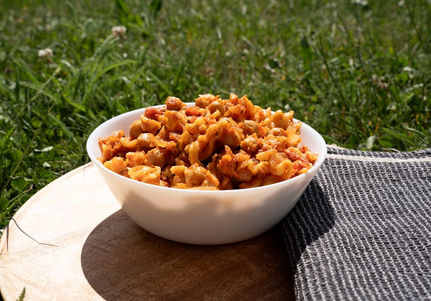 One Pot Kichererbsen-Tomaten-Pasta in einer Schüssel serviert