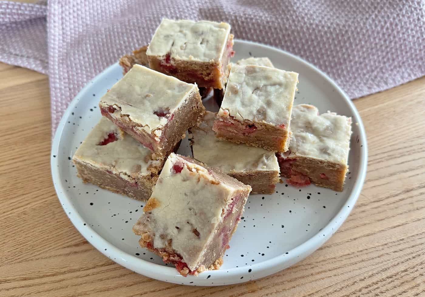 Erdbeer-Blondies mit weißer Schokolade