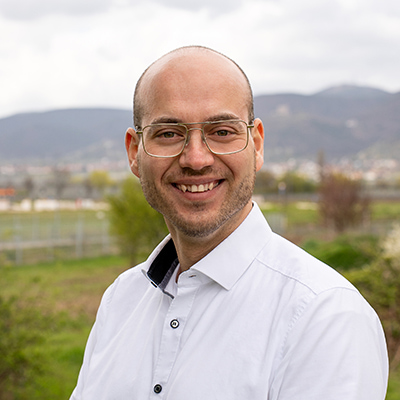 Porträtfoto des Ansprechpartners im Freien.