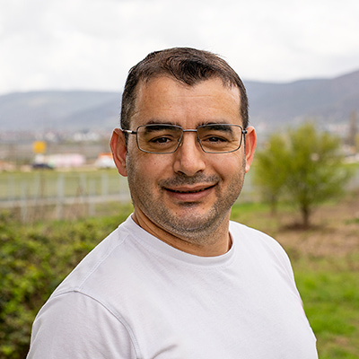 Porträtfoto des Ansprechpartners im Freien.