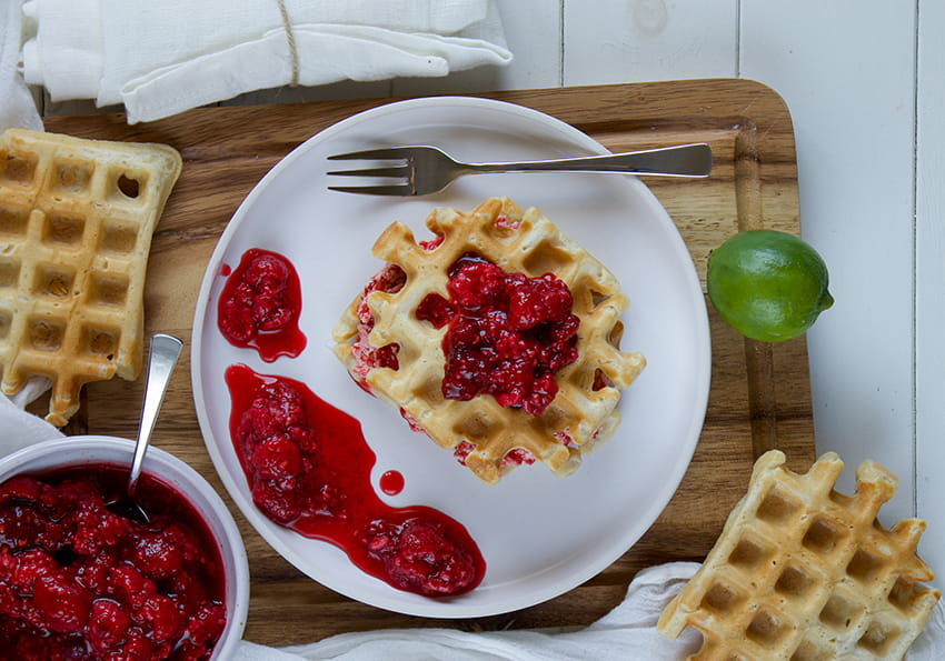 vegane Vanille-Waffeln mit Himbeer-Creme