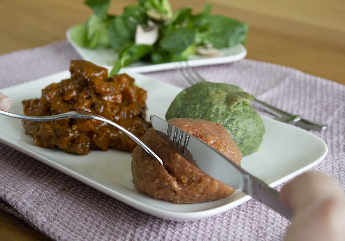 bunte Kartoffelknödel mit Pilzgulasch