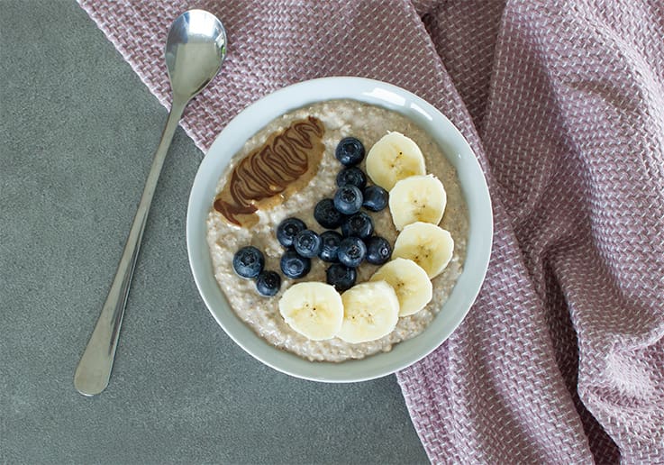 Braunhirse-Porridge in einer Schüssel angerichtet