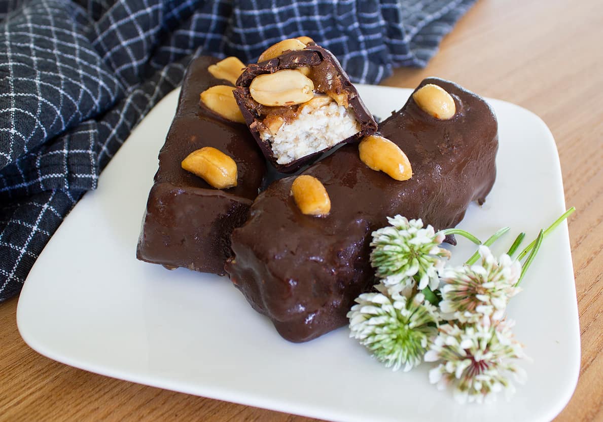 Erdnuss-Schoko-Riegel mit Dattelkaramell