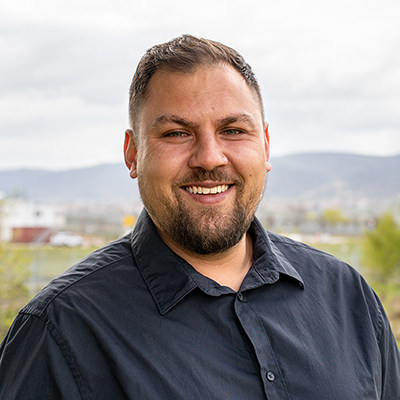 Porträtfoto des Ansprechpartners im Freien.