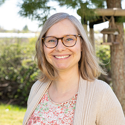 Porträtfoto der Ansprechpartnerin im Freien.