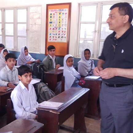 Kinder und ihr Lehrer in der vom Projekt finanzierten Schule in Pakistan